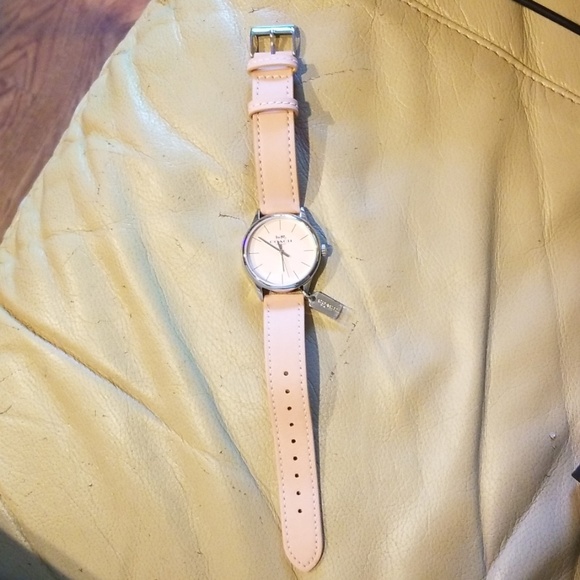 🌸Cutest Coach Watch W/ Signature Coach Tag!!! - Picture 3 of 8